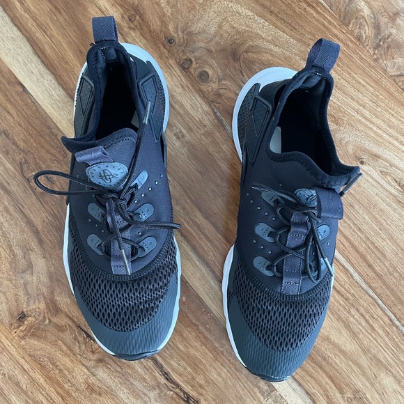 Women’s Nike Huarache - Picture 2 of 5